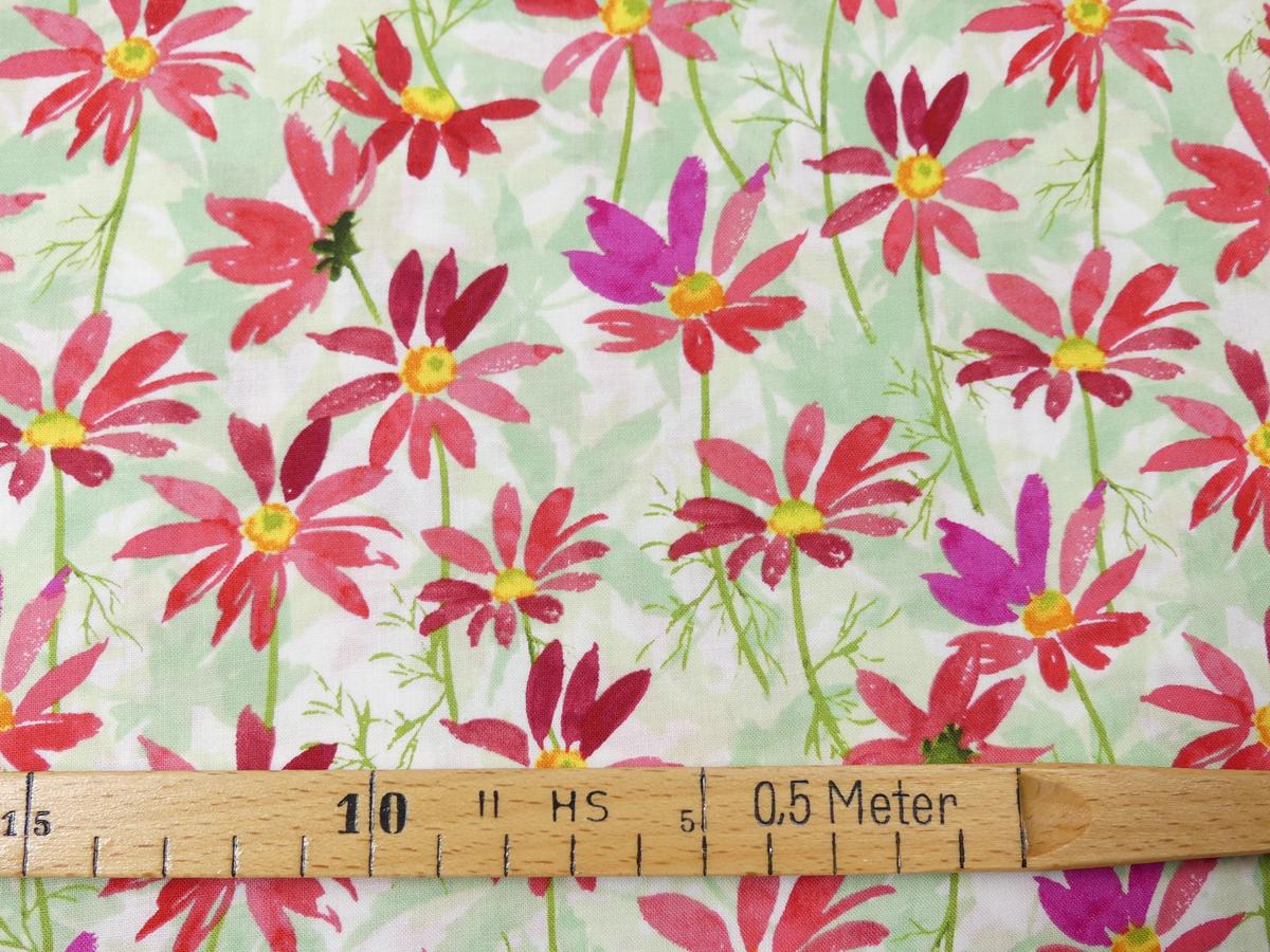 Patchworkstoff von Clothworks Kollektion Flowershop Blumen rot Detailansicht mit Maß